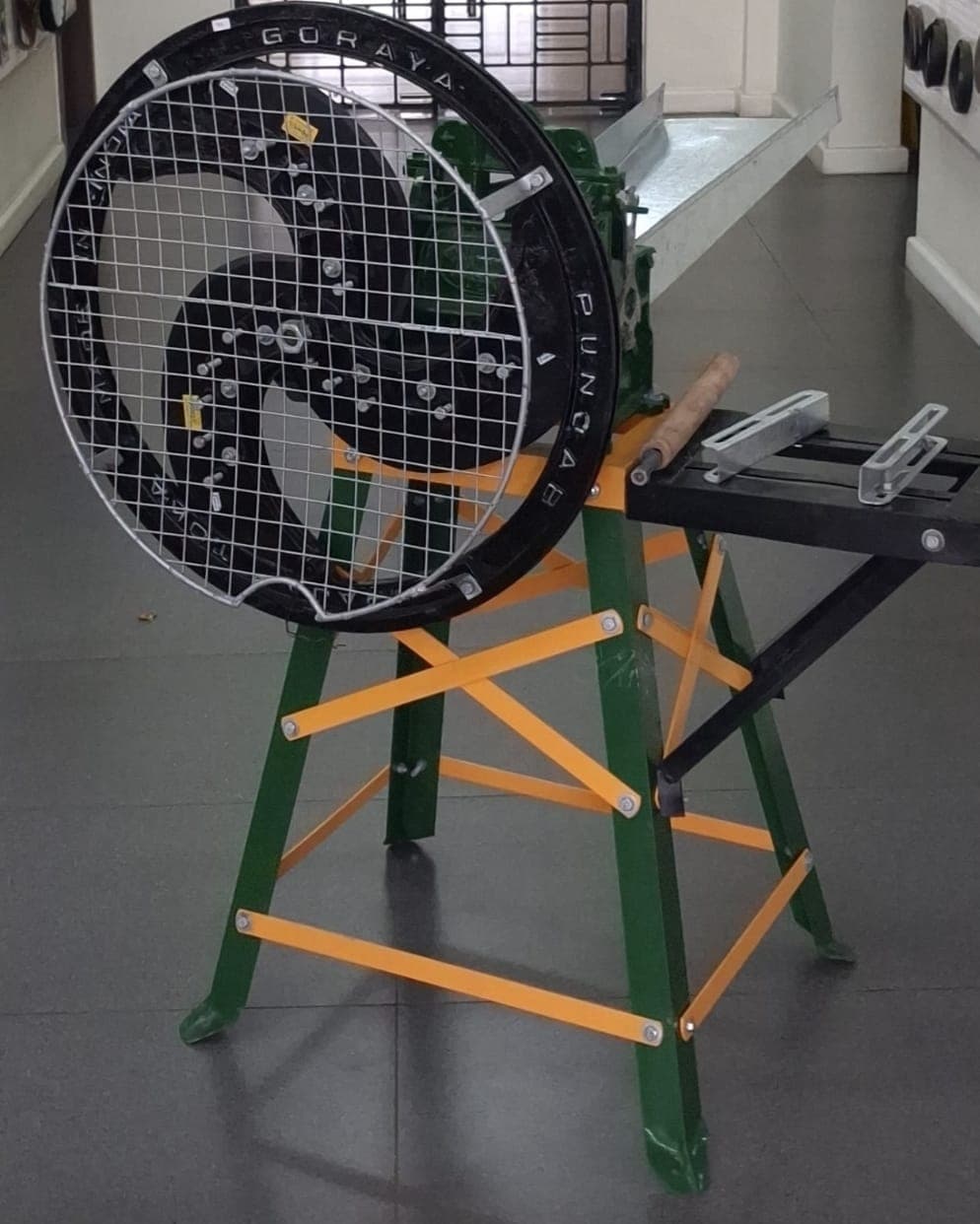 Electrick chaff cutter, 3 blade, 2hp with an electric motore 1
